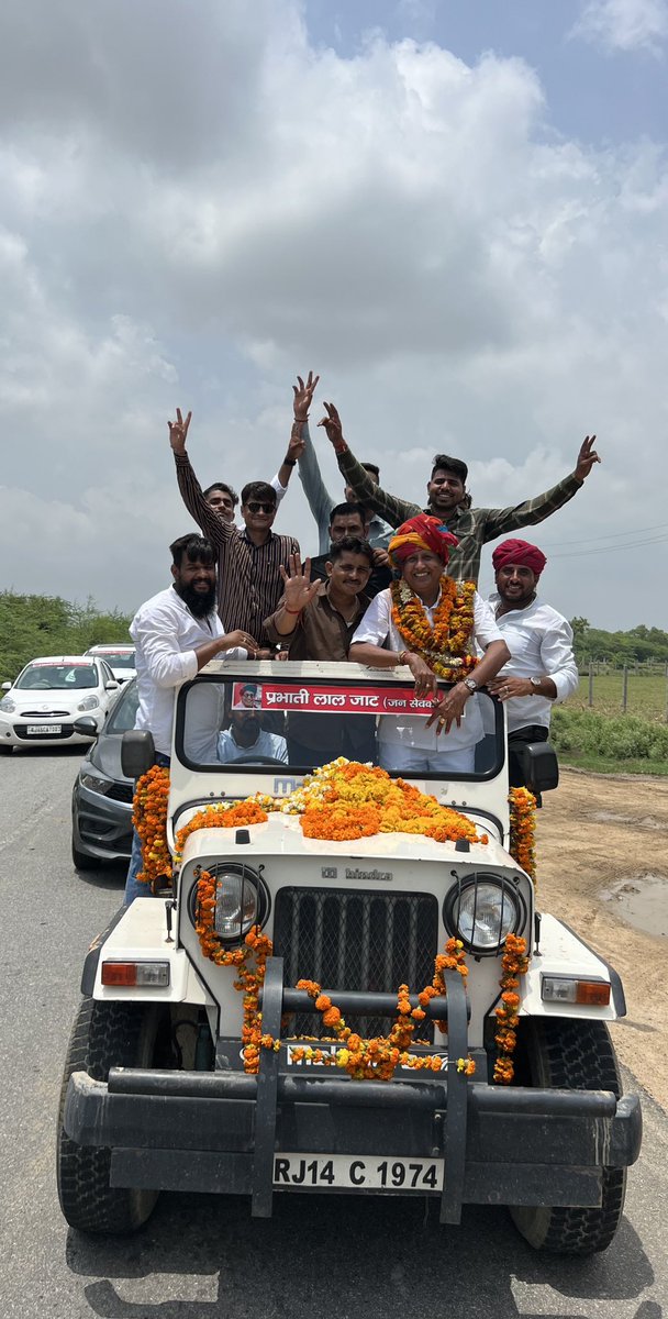 PrbhatilalRAS1's tweet photo. जन भावनाओं का आदर करते हुए ……
लोक सेवक से जन सेवक की ओर रुख़……
जय श्री डिग्गीपुरी कल्याण जी की …… https://t.co/e1xTAOp1K8