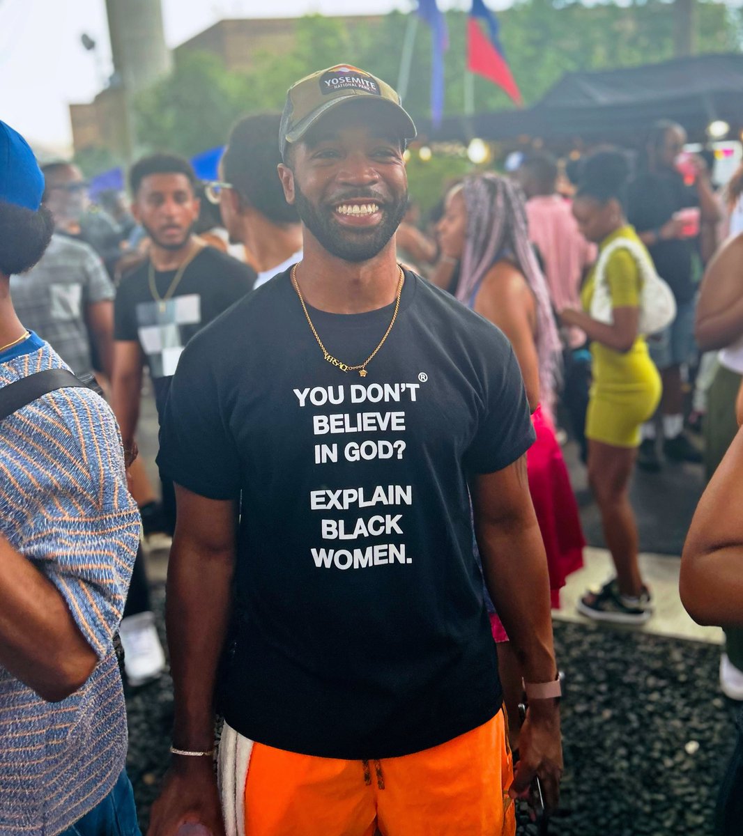 The shirt is the caption @ <a href="/everydayppl/">Everyday People</a>