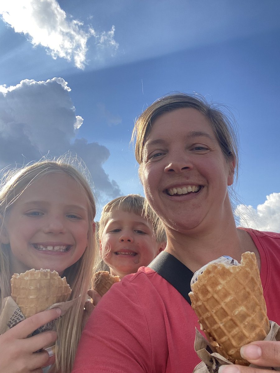 SusanVetterFTIS's tweet photo. Ice cream selfie at the new Jeni’s Ice Cream in Norwood! #MESsharpenthesaw @FTMoyerES https://t.co/MsIxcZzTmR