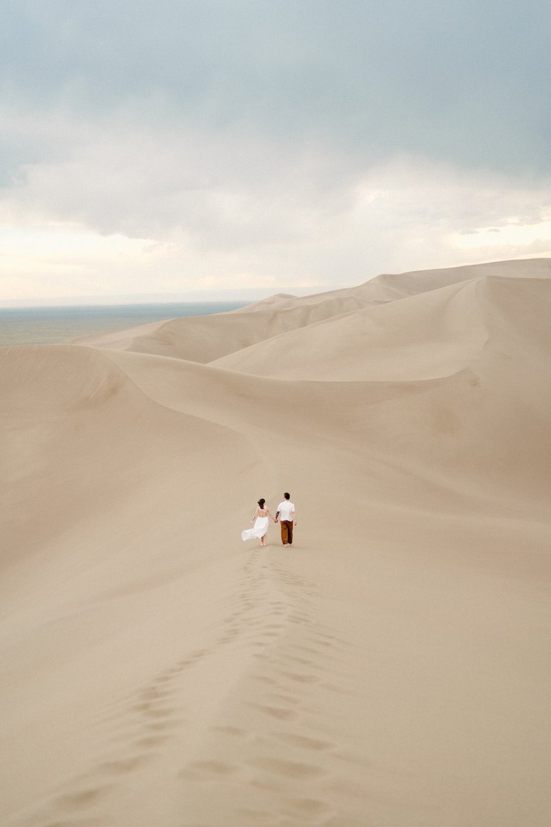 savratt's tweet photo. Engagement pics at the dunes be like #greatsanddunes https://t.co/VqGplweTv7
