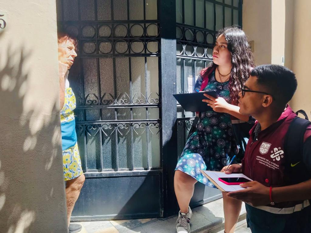Todos_Somos_PC's tweet photo. ¡Siempre, cerca de ti! 👩‍🦳💬🧑‍🦽

Todos los días, el equipo de Participación Ciudadana de #SIBISO, recorre las calles para visitar a las familias de la Ciudad de México e informarles los programas sociales y acciones del @GobCDMX que pueden beneficiarles. 👨‍👩‍👧‍👦🏡

#BienestarSocial https://t.co/L9DnlD8vIg