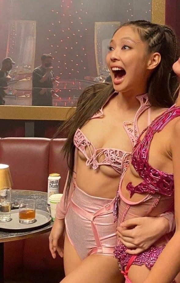 jsoolsai's tweet photo. JENNIE https://t.co/jQWybM4t4m