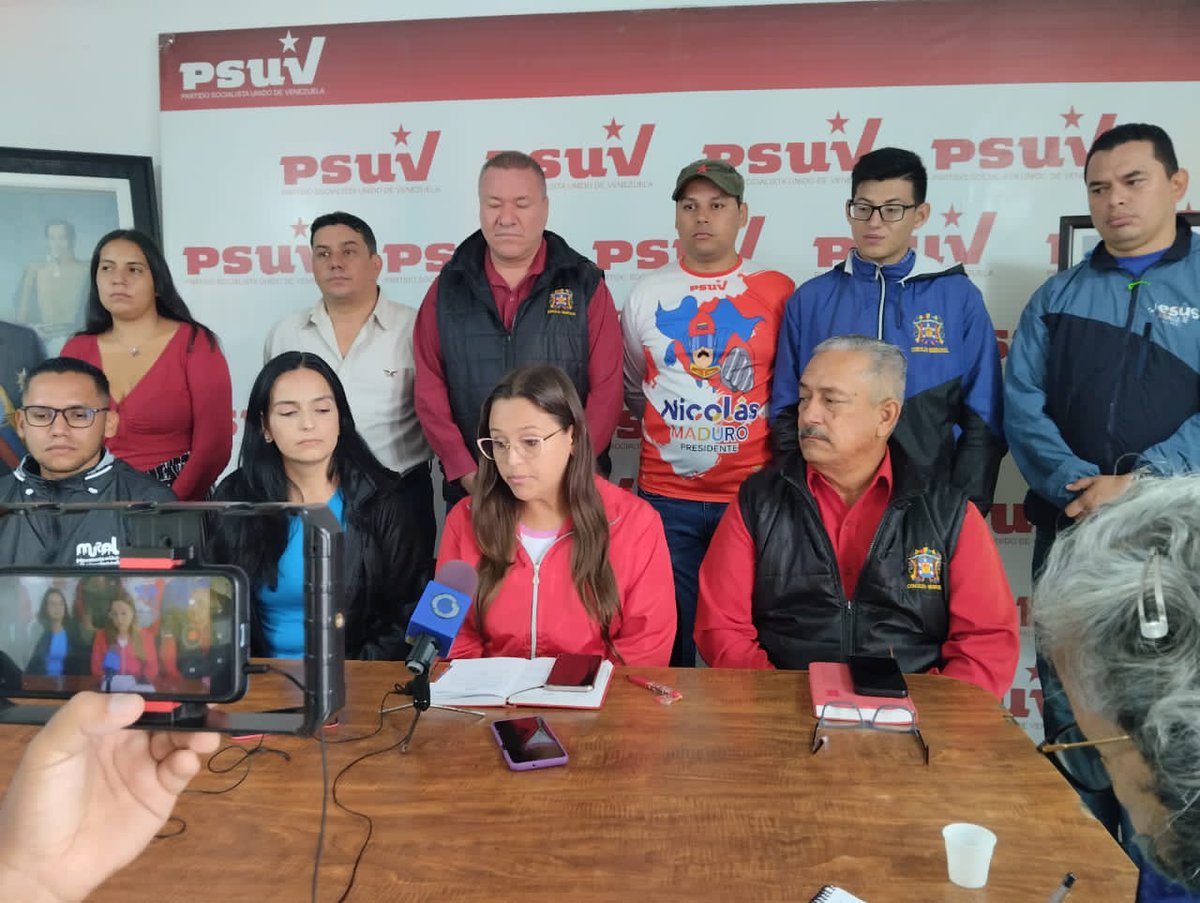 El equipo político Municipal Libertador en rueda de prensa envío palabras de condolencias a familiares del Cnel. José Millán Sabino y a toda la #FANB quien falleció durante las maniobras de prácticas con motivo a los actos conmemorativos al 5 de Julio.

#ConMaduroPaLante