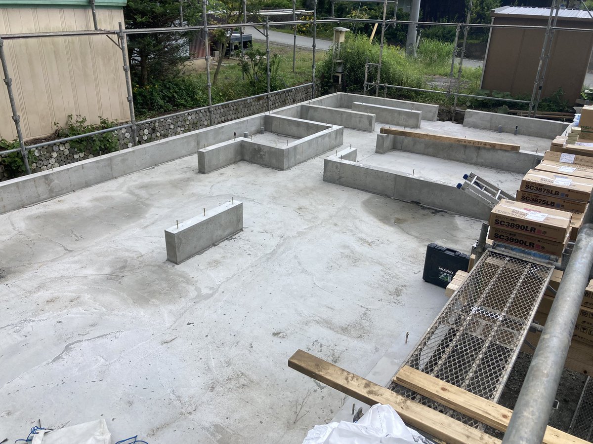 7／4日、山梨に来て2ヶ月、倒木、片付け、整地と進めてきて、次の段階に入りました。今日から事務所棟の建築工事に入ります。４日から６日にかけて、フレーム工事をします、外観出来れば、実感湧くだろうなぁ^_^