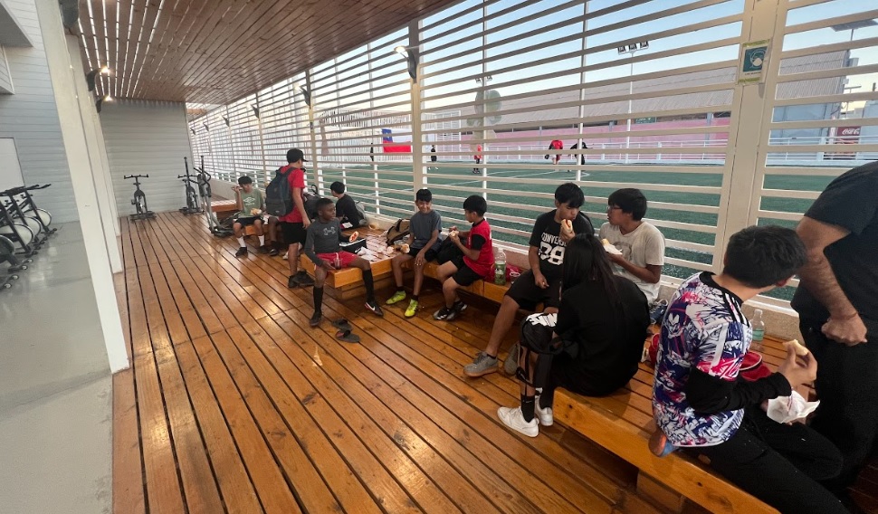 8 colaboradores de SQM y 24 alumnos de los talleres de fútbol de la FUNDACIÓN de María Elena vivieron una enriquecedora experiencia inclusiva:  se enfrentaron en un partido de fútbol. Revisa la historia aquí linkedin.com/feed/update/ur…