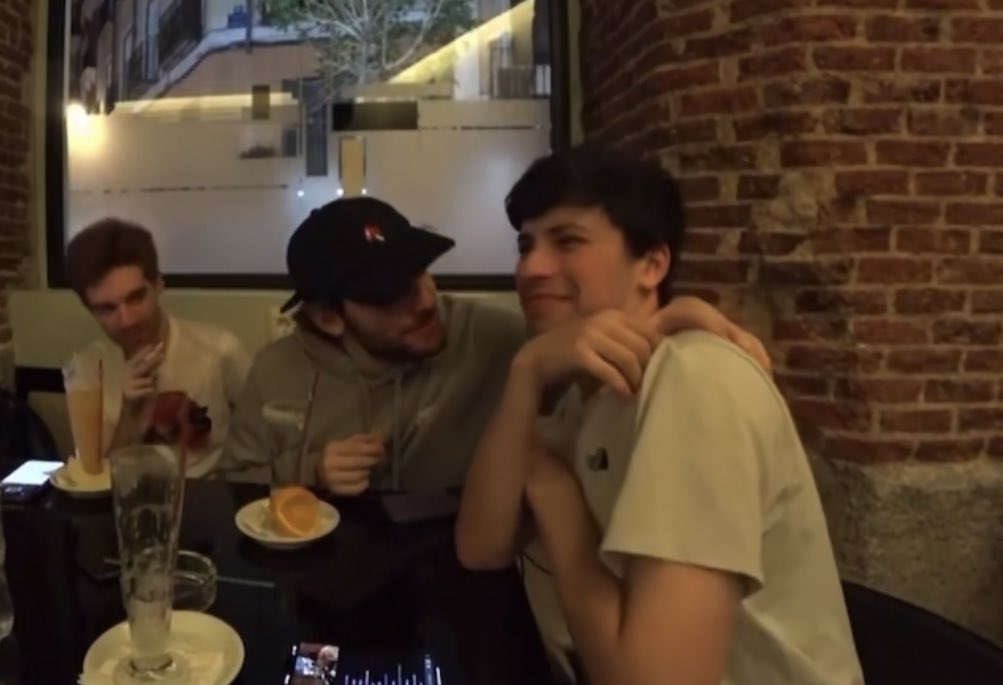 MrBarnesRogers's tweet photo. SHADOUNE LEANING IN TO SEE IF SAPNAP &amp; GEORGE WERE ABOUT TO KISS I’M CRYING 💀 https://t.co/6pXOzD1jGi