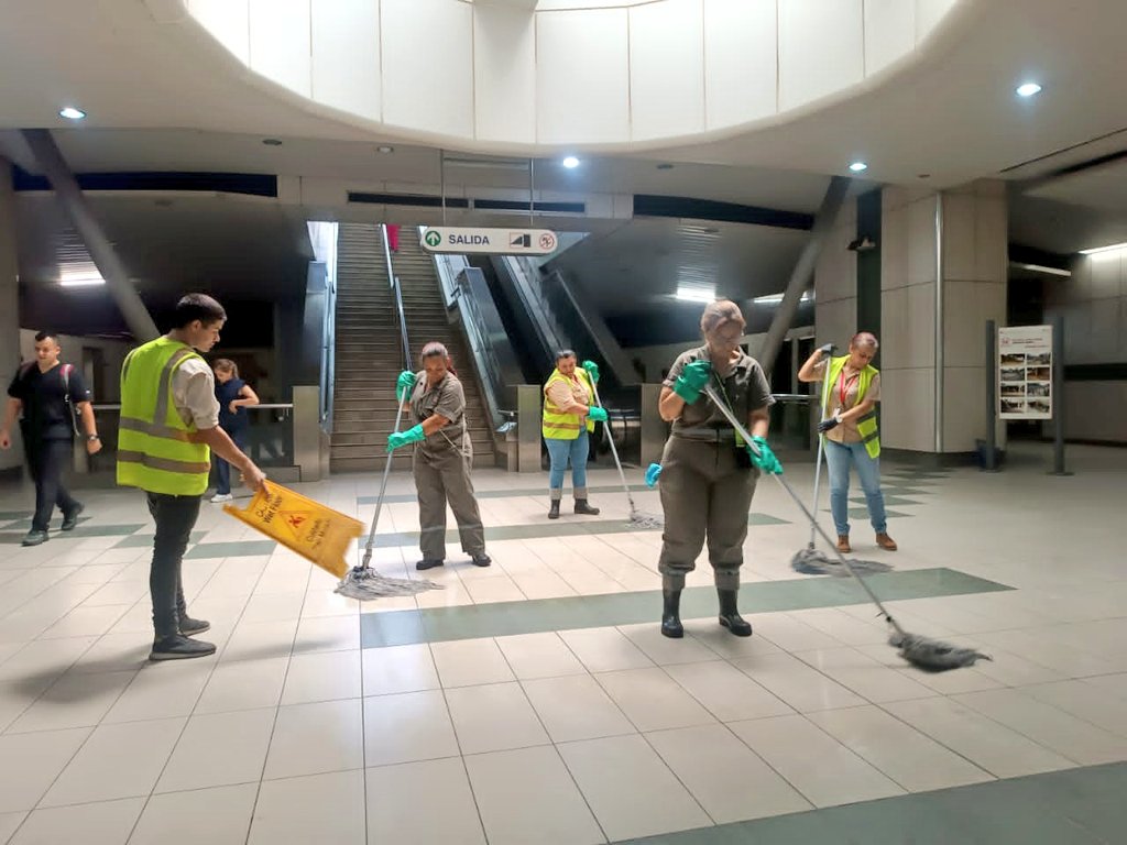 CAMETROVALENCIA's tweet photo. #03Jul||Impecable y segura se mantiene @CAMETROVALENCIA gracias a las labores de mantenimiento ejecutadas por los trabajadores, tal y como la jornada de limpieza llevada a cabo en las estaciones #Palotal, #Lara y #FcoDeMiranda💦||#ConMaduroMásPueblo @NicolasMaduro @rvaraguayan https://t.co/YBpRp5iXQ3