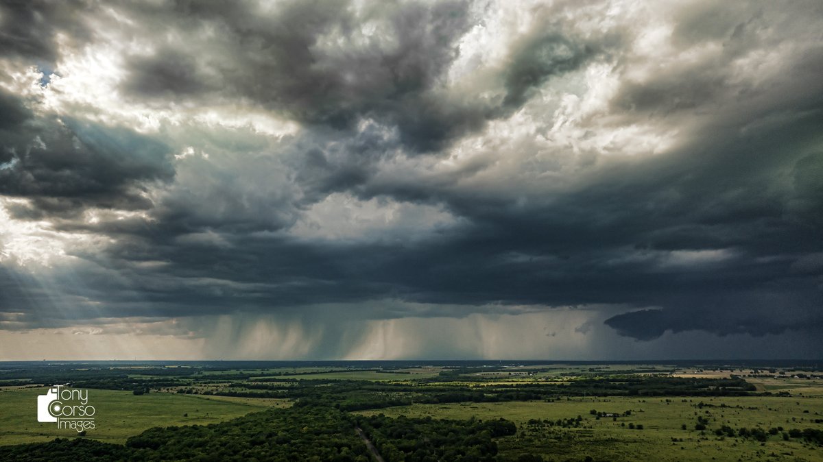 TonyCorsoImages's tweet photo. Afternoon showers move across northern Lamar County bringing a wet cool down to isolated areas. @TxStormChasers  @wfaaweather https://t.co/mM0lKqiFeb