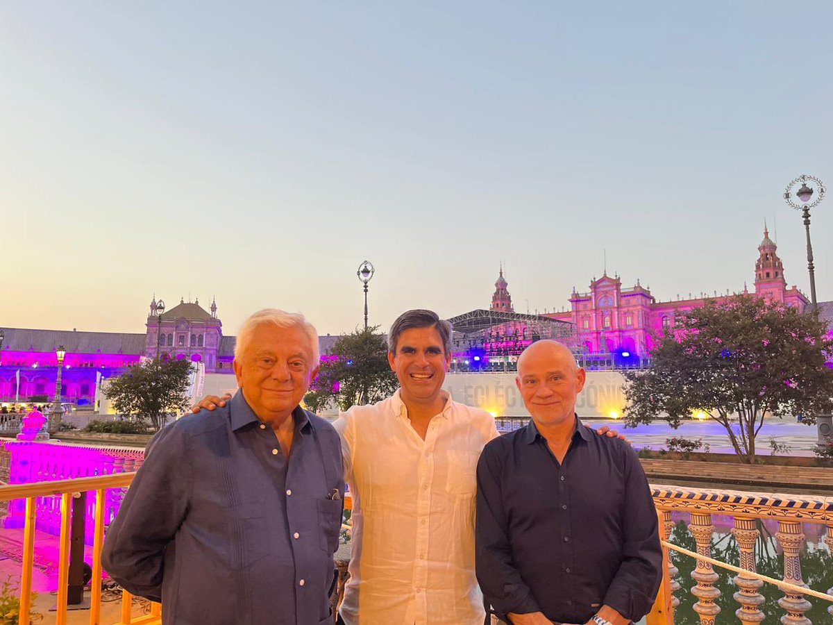 El <a href="/EncMariachi/">Encuentro Mariachi</a> reunió a más de 4,000 personas en la Plaza España.
Agradezco el trabajo en equipo con la <a href="/camaradesevilla/">Cámara de Comercio de Sevilla</a> para lograr este importante evento de promoción cultural y turística de Jalisco. Agradezco a <a href="/victor_a_c_r/">Víctor A.Caramanzana</a>, presidente de la <a href="/cam_valladolid/">Cámara de Valladolid</a> por acompañarnos.