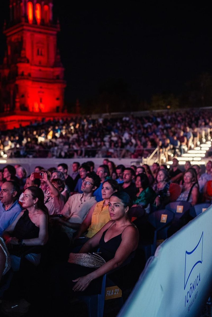 PresidenteCCGdl's tweet photo. El @EncMariachi reunió a más de 4,000 personas en la Plaza España.
Agradezco el trabajo en equipo con la @camaradesevilla para lograr este importante evento de promoción cultural y turística de Jalisco. Agradezco a @victor_a_c_r, presidente de la @cam_valladolid por acompañarnos. https://t.co/C3lam3yTD2