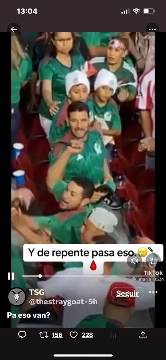 AlertaMundoNews's tweet photo. ¡TERRIBLES IMÁGENES ENTRE MEXICANOS!

Mientras México era derrotada por Qatar en el último partido del grupo B de la Copa Oro 2023, un grupo de hinchas mexicanos mostró su faceta más violenta en las gradas del Levi’s Stadium, EE.UU, y se enfrentaron en una despiadada trifulca en la que incluso hubo un herido con un arma blanca.