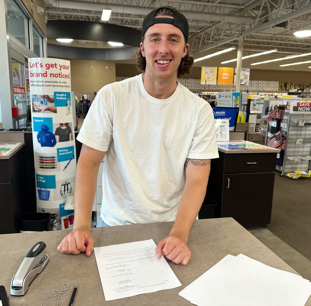 AvaRashWTAE's tweet photo. Nothing like signing your NHL contract at @OfficeMax 😂🤷🏼‍♀️ https://t.co/vgHaM3D1D4