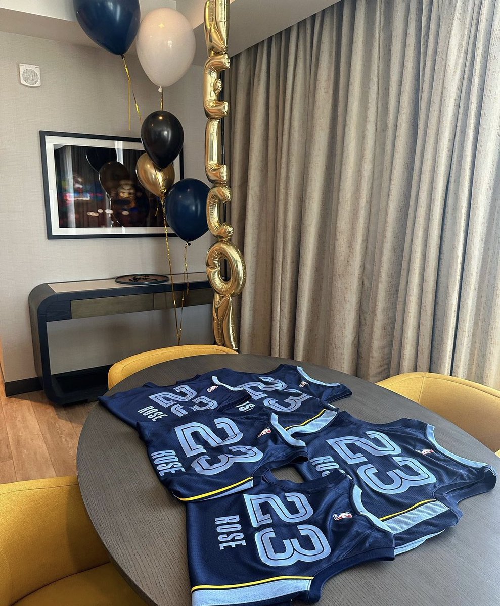 Derrick Rose back in Memphis for the first time wearing #23 💯

(via unapologeticallymemphis/IG)