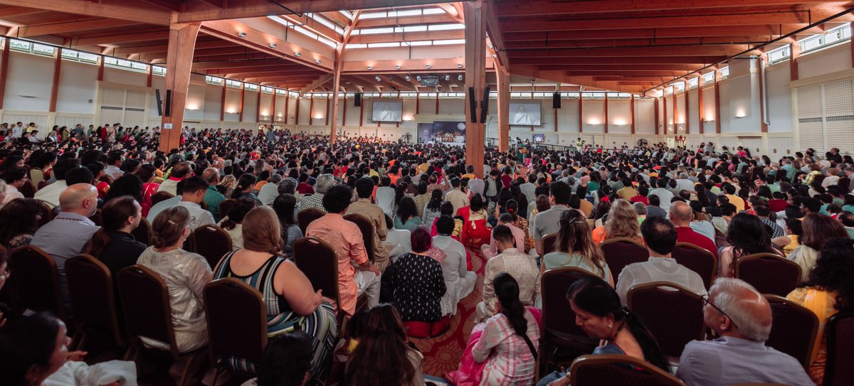 Gurudev's tweet image. When wisdom awakens, the path of life gets illuminated, abundance flows and harmony pervades. For the seeker, Guru Purnima is the beginning of the new year. It is the time to rekindle one’s commitment to the highest. #GuruPurnima celebrations at the Art of Living Retreat Center