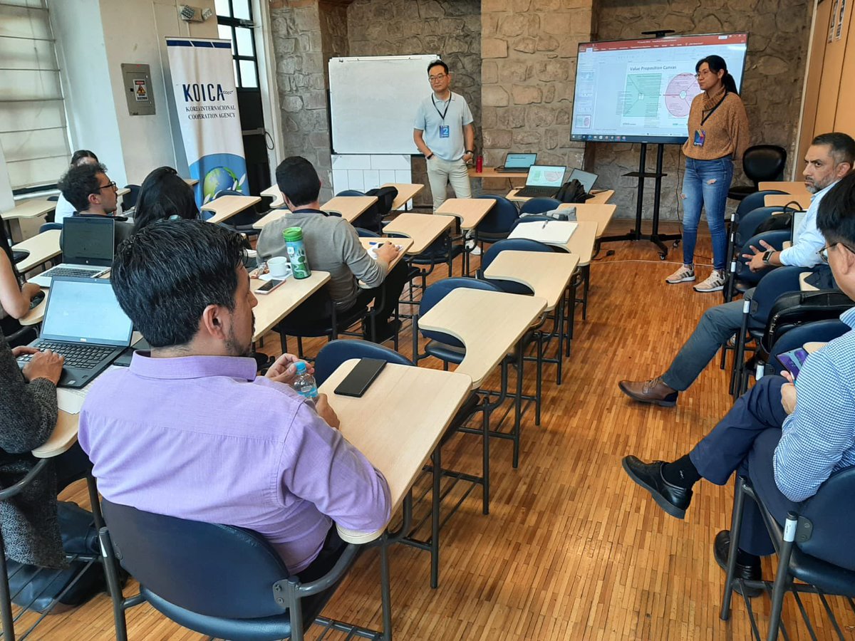 XmpazCriterium's tweet image. #Lunes con cara de lunes 🙄. Continuamos en el programa de formación de mentores para #startups auspiciado por @ConquitoUIO y @EcuadorKoica. Tema de hoy: #ValuePropositionDesign