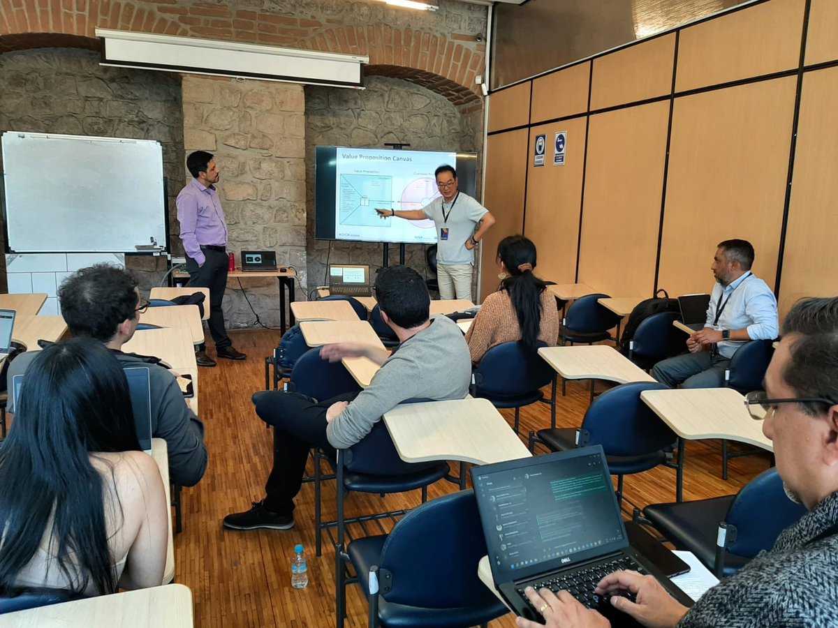 XmpazCriterium's tweet image. #Lunes con cara de lunes 🙄. Continuamos en el programa de formación de mentores para #startups auspiciado por @ConquitoUIO y @EcuadorKoica. Tema de hoy: #ValuePropositionDesign