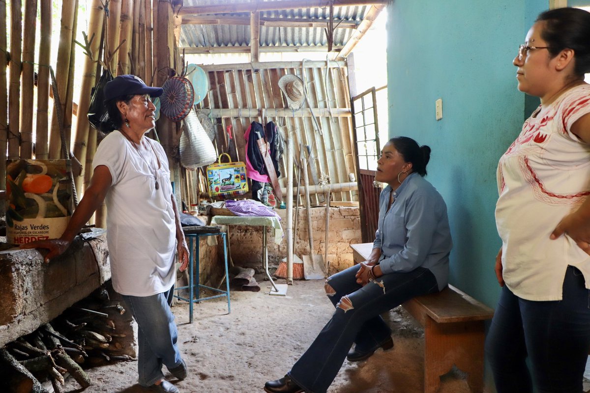 EufrosinaCruz's tweet photo. Gaby Pérez Márquez me conoció a través de un video de YouTube y me escribió para que visitara su comunidad para platicar con mujeres, niñas y niños en Santa María Ocotepec, perteneciente al municipio de Totontepec Villa de Morelos; después de viajar 5 horas desde la capital de Oaxaca, aquí estoy compartiendo y viviendo una de esas giras que te llenan el corazón y te dan más energía para continuar.