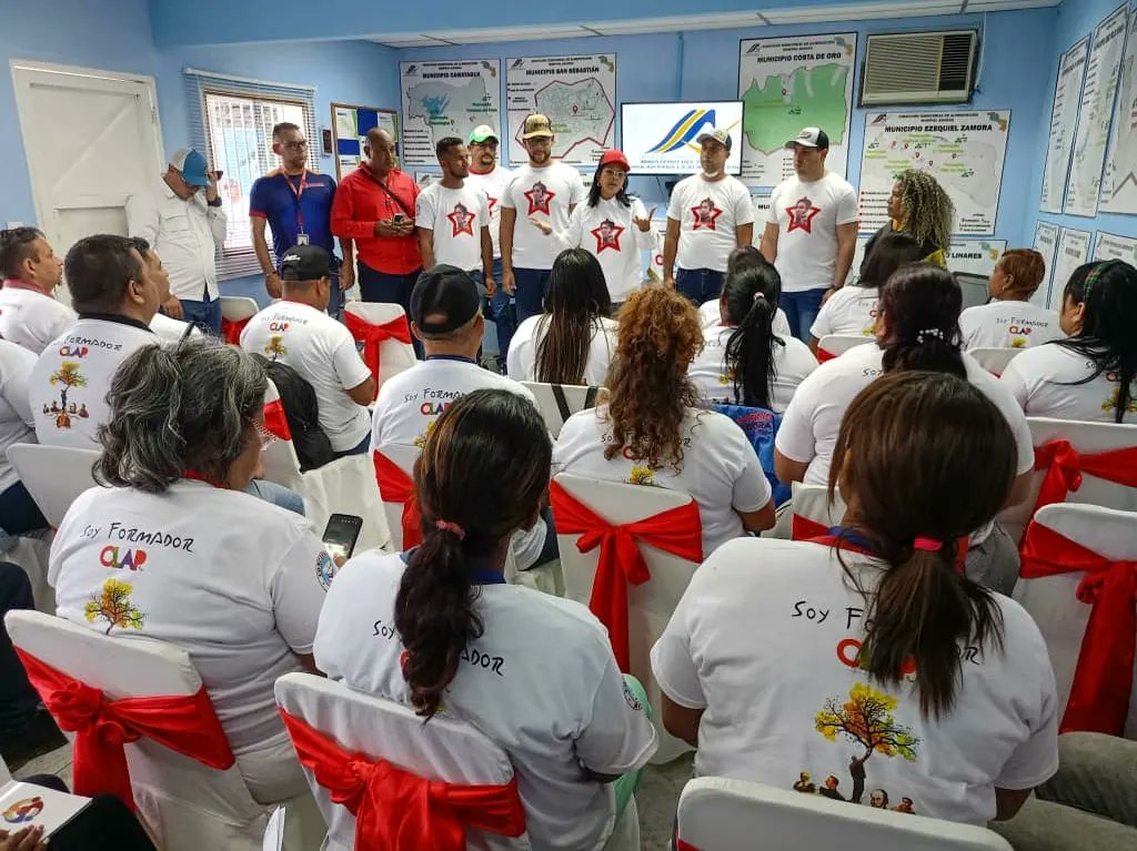 ¡LUNES PRODUCTIVO! 

Hoy #03jl sostuvimos un maravilloso encuentro con el Estado Mayor de Alimentación del estado Aragua junto a la gobernadora <a href="/Soykarinacarpio/">Karina Carpio</a> para dar inicio a las Jornadas de Formación y Concientización dirigido a líderes y lideresas de los CLAP.