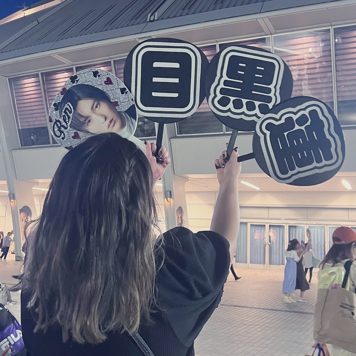 xmeegrx9's tweet photo. 名古屋2日間楽しすぎた😭🖤
えまぴと一生笑ってた😂🖤💙
目黒くん死ぬほどかっこよくて無理だったほんと目黒くんしか無理目黒くんずっと着いてく😭👊🏻オーラス花分解して配ってた目黒くんスーパーしごできアイドルだった❗️❗️❗️❗️❗️好き❗️❗️❗️❗️目黒くんお疲れ様❗️❗️

#SnowMan1stDOMEtour2023iDOME https://t.co/rN4k7OqN5y