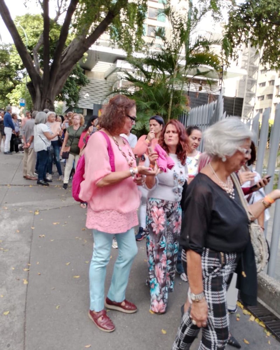 LuisFernandez14's tweet photo. Gracias a todo ese publico que colmó el Teatro Municipal de Chacao para celebrar el reconocimiento de la @alcaldiachacao a @mimilazod en el Día Nacional del Teatro por su extraordinario aporte a las artes escénicas en Venezuela! No puedo estar más orgulloso de ti Mimi. https://t.co/0SnMB8b1i4