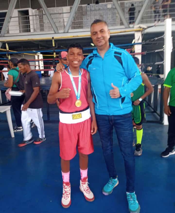Hoy gracias a Dios culminan los juegos deportivos estudiantiles Miranda 2023.Cristoba Rojas cierra la jornada con medalla de oro 🥇 en Boxeo con el estudiante Sanyer Acosta de la U. E. N. Cacique Tamanaco.  <a href="/NicolasMaduro/">Nicolás Maduro</a> <a href="/_LaAvanzadora/">Yelitze Santaella</a> <a href="/HectoRodriguez/">Héctor Rodríguez C.</a> <a href="/rosabecerra3/">Rosa Becerra</a>
