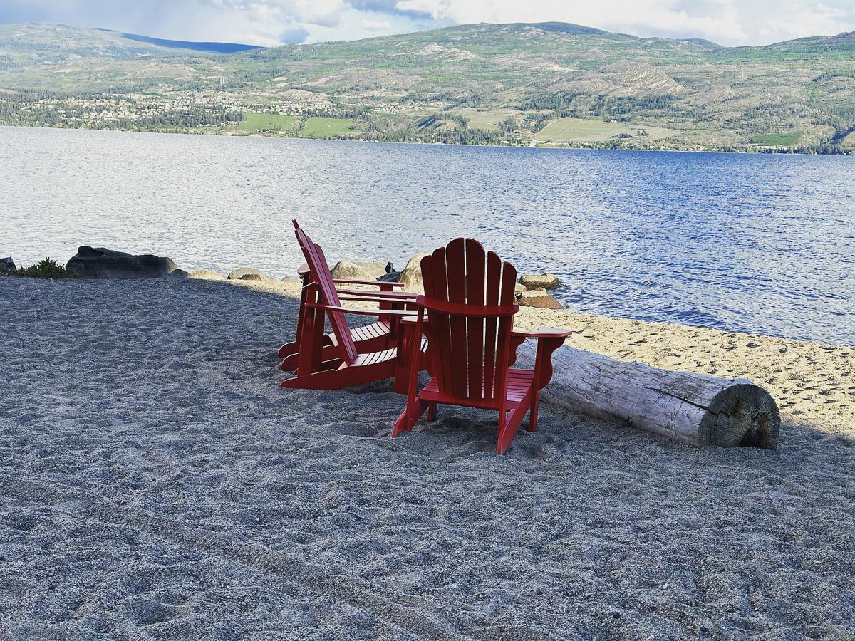 A drink with a view just few steps from a lovely lake front unit☀️🌊 check out our booking site in the bio #kelownabc #summervibes #bc #kelowna #airbnb #vrborental #rentals #summertime #airbnbrental