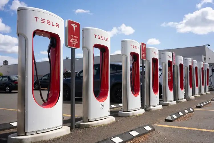 darenyoong's tweet photo. Tesla has 45,000 billboards worldwide. They’re called Superchargers. And now, competitors are paying @Tesla to send their customers to Tesla’s billboards and download the Tesla app, and also advertising it on Tesla’s behalf. $TSLA

Tesla Advertising Spend: $0 https://t.co/yckyGl7ajv