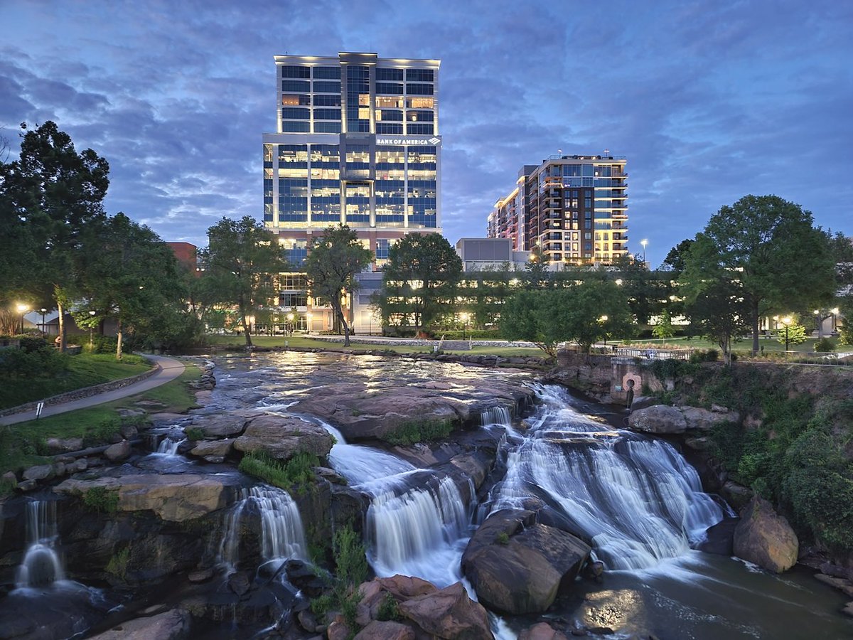 CityGreenville's tweet photo. Sometimes you just need to stop and remind yourself that you live in an exceedingly beautiful place. #GreenvilleSC #FallsPark #YeahthatGreenville #LibertyBridge https://t.co/lPORrRPQYK