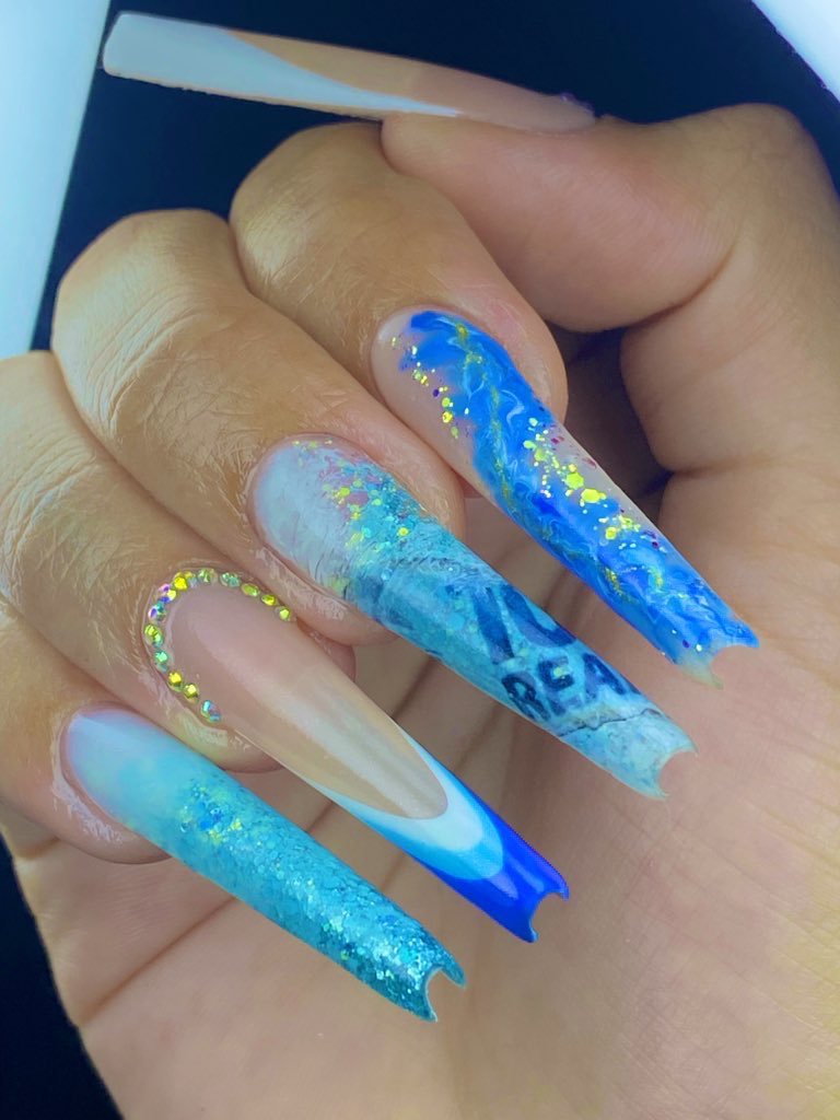 eveelyn_bruna's tweet photo. Postiça sem gel ! 🐟💸 https://t.co/LiKCqJxYxW