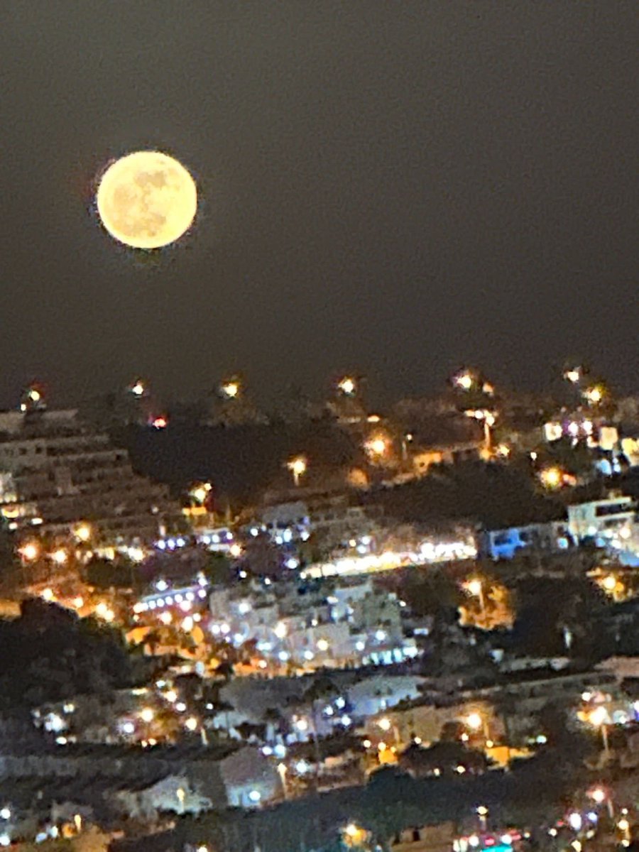 MrsRMitch's tweet photo. @DaneRoydUFS Albie saw the supermoon tonight in the Canary Islands! It was so beautiful ☺️ https://t.co/olR70rY8jf