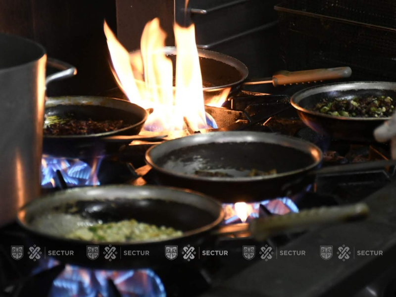 turismocdmx's tweet photo. La originalidad y variedad de la gastronomía de la #CDMX ofrece experiencias culinarias excepcionales.🌮✨
El talento de cocineras y cocineros tradicionales, en mercados, tianguis y ferias; y de chefs nacionales e internacionales en restaurantes, te deleitarán. 🍽️
#SecturCDMX https://t.co/Tb06rcUSP3