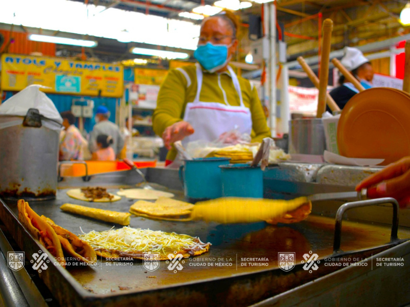 turismocdmx's tweet photo. La originalidad y variedad de la gastronomía de la #CDMX ofrece experiencias culinarias excepcionales.🌮✨
El talento de cocineras y cocineros tradicionales, en mercados, tianguis y ferias; y de chefs nacionales e internacionales en restaurantes, te deleitarán. 🍽️
#SecturCDMX https://t.co/Tb06rcUSP3