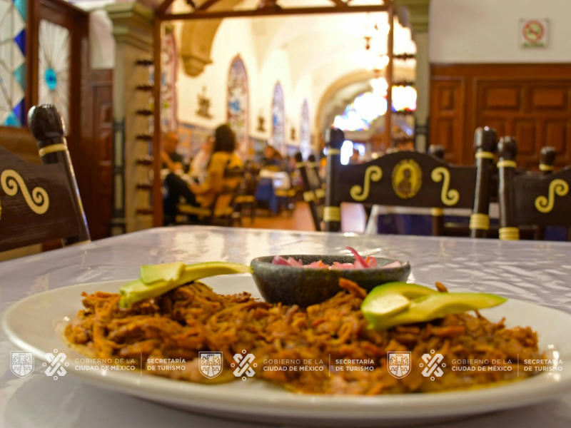 turismocdmx's tweet photo. La originalidad y variedad de la gastronomía de la #CDMX ofrece experiencias culinarias excepcionales.🌮✨
El talento de cocineras y cocineros tradicionales, en mercados, tianguis y ferias; y de chefs nacionales e internacionales en restaurantes, te deleitarán. 🍽️
#SecturCDMX https://t.co/Tb06rcUSP3