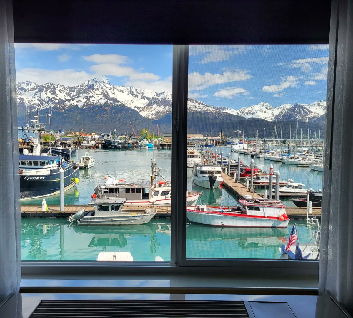MinivanAdv's tweet photo. Our Seward hotel window view at night versus in the morning.
During our Alaska trip, there was only about 4.5 hours of night each day. And even then, it never truly got dark. That midnight sun... crazy, huh? #seward #alaska #alaskasummer https://t.co/ZYTTbj0cxf