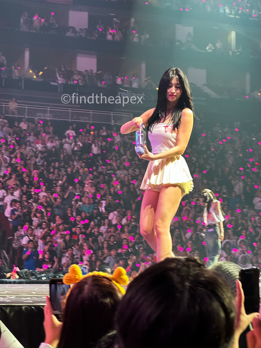 findtheapex's tweet photo. POV of about to receive a blessing from Momo #twice #READYTOBE #READYTOBE_IN_HOUSTON #READYTOBE_IN_HOUSTON_D1 #twice5thworldtour #momo https://t.co/vrLIx6Tn66