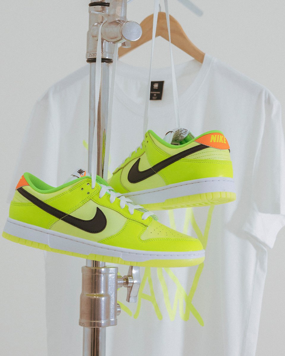 topsnbottomsusa's tweet photo. Combining street style with sneaker flair, rock the Nike Dunk Low SE Splash with a G-star crew neck tee for a fresh and fashionable look.
#NikeDunk #SplashCollection #GstarFashion #StreetStyle #SneakerHead #SneakerAddict #SneakerLover #FashionForward #SneakerStyle https://t.co/owLOwO8IsE