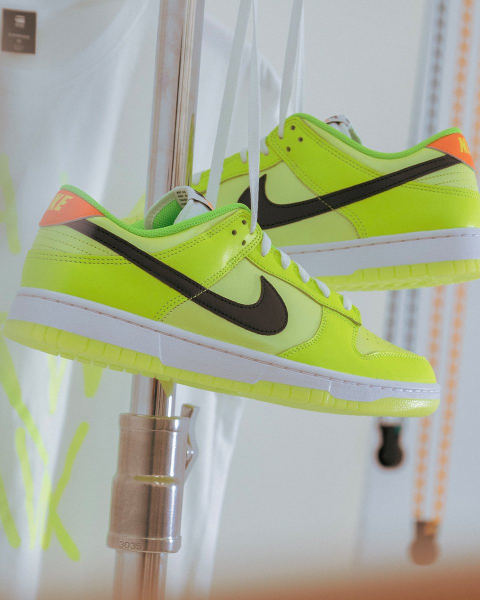 topsnbottomsusa's tweet photo. Combining street style with sneaker flair, rock the Nike Dunk Low SE Splash with a G-star crew neck tee for a fresh and fashionable look.
#NikeDunk #SplashCollection #GstarFashion #StreetStyle #SneakerHead #SneakerAddict #SneakerLover #FashionForward #SneakerStyle https://t.co/owLOwO8IsE