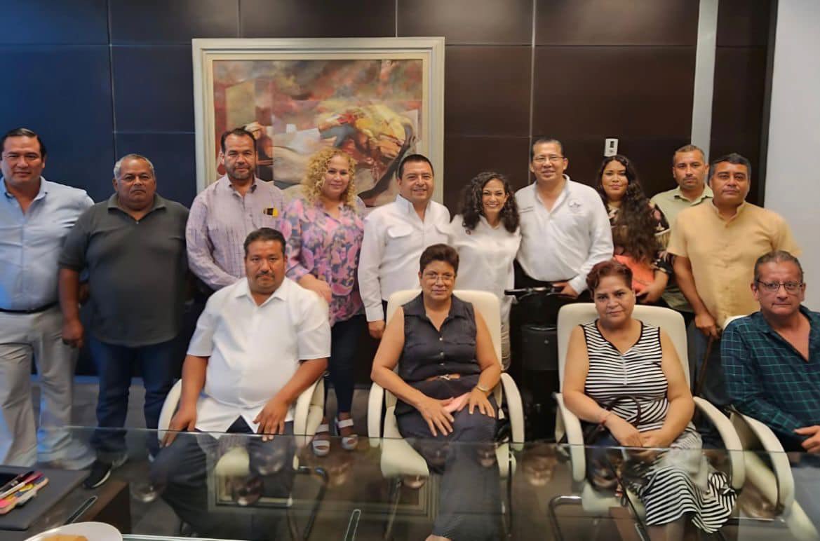 fetsatoficial's tweet photo. Atendiendo al llamado formal de la @fetsatoficial, de sostener un diálogo Institucional, la Secretaria del Trabajo @olgapsosa recibió este día a los integrantes de la FETSAT para conocer los objetivos que busca alcanzar el organismo sindical en sinergia con el @gobtam. https://t.co/NgQHviNUE9