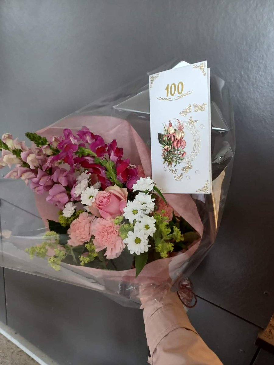 TiinaHankala's tweet photo. Kotihoidossa juhlapäivä, asiakas 100vuotta!❤
"Päivä kerrallaan, kiitollinen olen jokaisesta päivästä!"🙏
Hoitajat kävivät toivottamassa paljon onnea ja terveyttä 100-vuotiaalle⚘Onnea! #kotihoito #Ikaalinen #pirha #100v #asiakastärkein https://t.co/gHGXQtWsnX