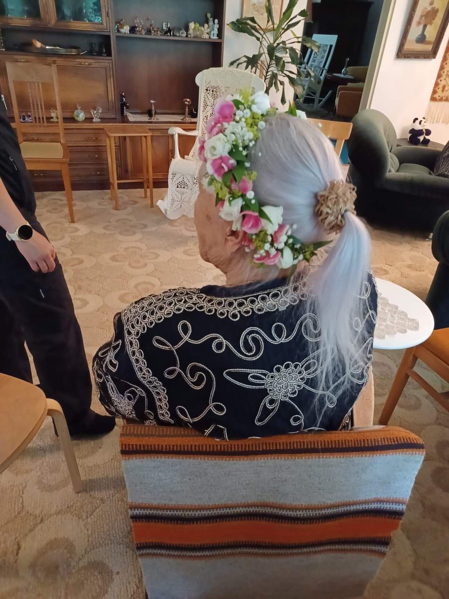 TiinaHankala's tweet photo. Kotihoidossa juhlapäivä, asiakas 100vuotta!❤
"Päivä kerrallaan, kiitollinen olen jokaisesta päivästä!"🙏
Hoitajat kävivät toivottamassa paljon onnea ja terveyttä 100-vuotiaalle⚘Onnea! #kotihoito #Ikaalinen #pirha #100v #asiakastärkein https://t.co/gHGXQtWsnX