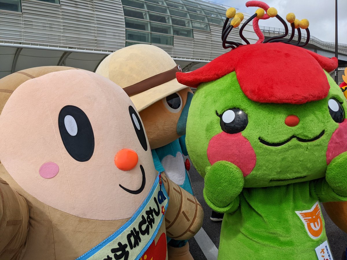 皆さんおはようございます☀️

今日の与那原町の天気は曇り☁️

暑さに負けず頑張りましょう！💪

モノレールイベントでのオフショット載せておきますね！

心なしか後ろのなんじぃ遠い目してません？笑

ゆるキャラはいつ見ても癒されます🥰

 #与那原町
 #企業公式が毎朝地元の天気を言い合う