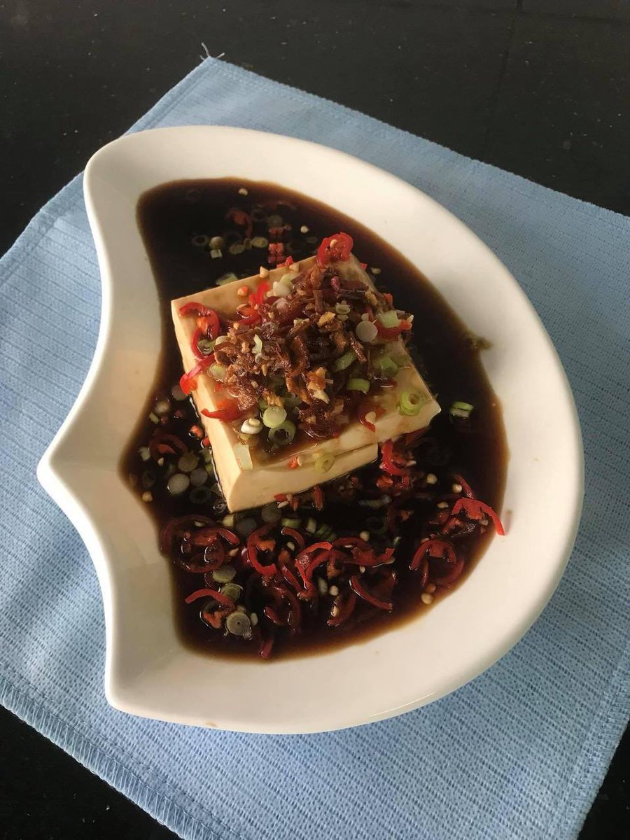 Easy Food. 
Steamed Tofu Oyster Sauce
Ingredients-
Steamed Tofu
Oyster sauce
Soy sauce
Red chillies
Fried shallots
Spring onion.

#easycooking
#proteindish
#homecooking
#navascooking
#NavaKrishnan