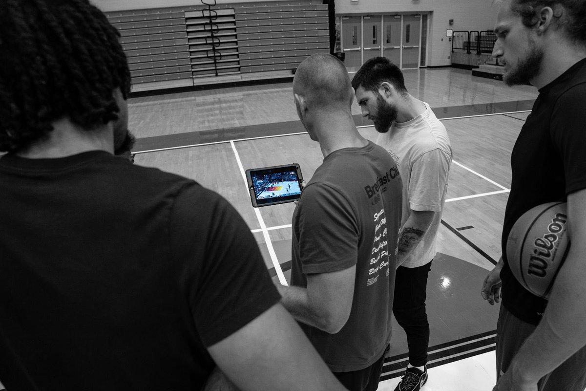 CompeteTraining's tweet image. “If you live among wolves you have to act like a wolf.” 🐺 
-
Love the way the fellas push each other and me!!! Surround yourself with a good crew and keep the circle tight!!! 🤞🏻
-
📸: @landofullframe 
-
#compete #wetraininabarn #mindset #mindsetcoach #probasketballtraining