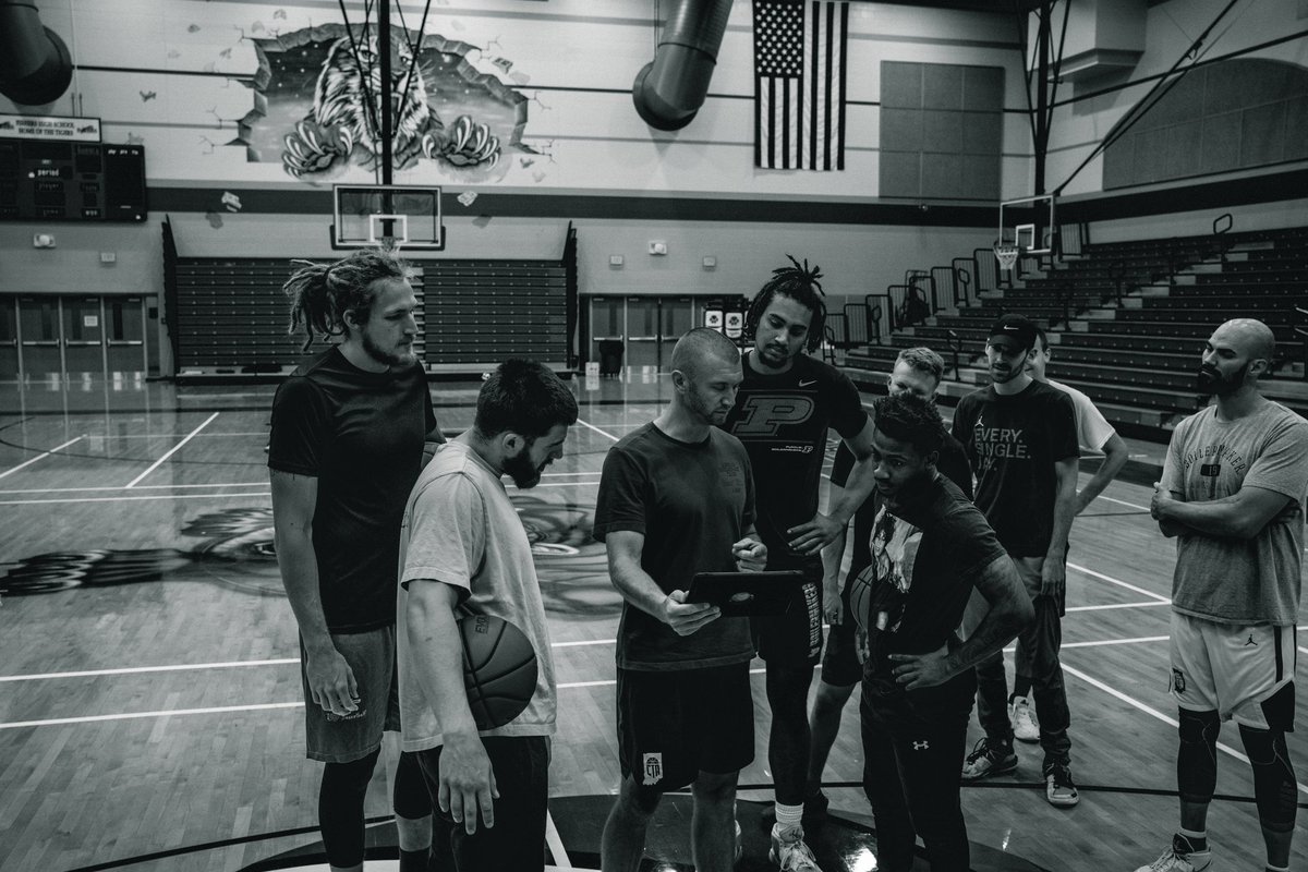 CompeteTraining's tweet image. “If you live among wolves you have to act like a wolf.” 🐺 
-
Love the way the fellas push each other and me!!! Surround yourself with a good crew and keep the circle tight!!! 🤞🏻
-
📸: @landofullframe 
-
#compete #wetraininabarn #mindset #mindsetcoach #probasketballtraining