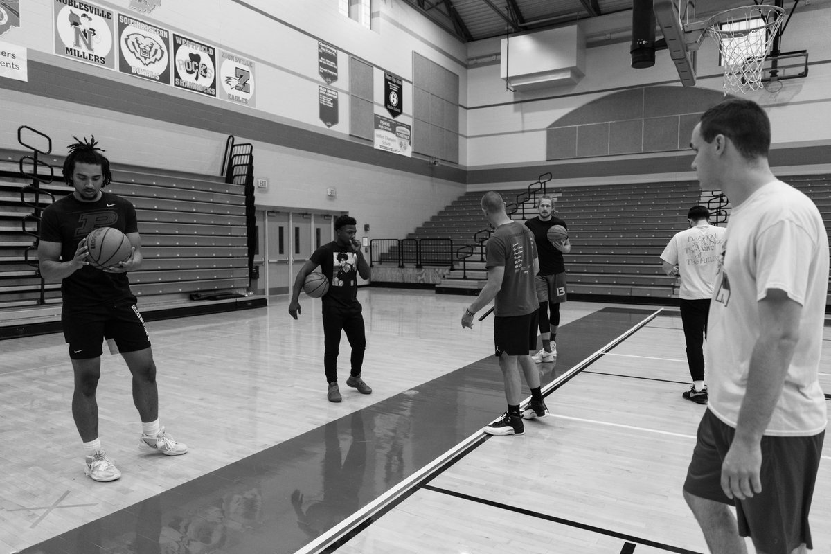 “If you live among wolves you have to act like a wolf.” 🐺 
-
Love the way the fellas push each other and me!!! Surround yourself with a good crew and keep the circle tight!!! 🤞🏻
-
📸: @landofullframe 
-
#compete #wetraininabarn #mindset #mindsetcoach #probasketballtraining