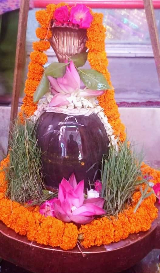 महेशं सुरेशं सुरारातिनाशं
विभुं विश्वनाथं विभूत्यङ्गभूषम् !

विरूपाक्षमिन्द्वर्कवह्नित्रिनेत्रं
सदानन्दमीडे प्रभुं पञ्चवक्त्रम्  !!

जय महादेव ❤️🙏
#सावन ❣️