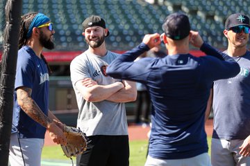 Mitch Haniger chatting with J.P. Crawford, Jarred Kelenic and Dylan Moore today. 