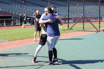 Photo of Mitch Haniger and Eugenio Suárez hugging during batting practice. 