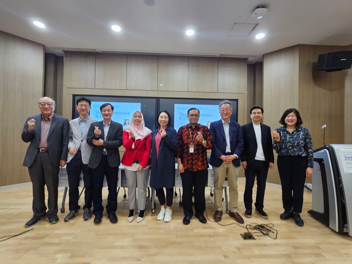 NurhastutyK's tweet photo. A glimpse of guest lecturers at Seoul National University Asian Centre in May 2023 :)
#Shariahgovernance #Sustainability #ESG #Islamicfinance #halalindustry #SouthKorea #SNUAC https://t.co/k8JQglt4IX