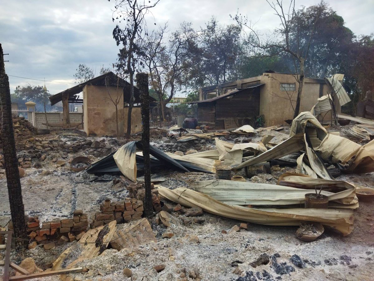 IrrawaddyNews's tweet photo. Five resistance sentries were killed as military troops raided Ta Line Village in Sagaing Township, Sagaing Region on Sunday, according to resistance groups and pro-junta media. Junta troops burned down over 100 homes there. (Photo: Sagaing True News) #WhatsHappeningInMyanmar https://t.co/oARuoGf8d3